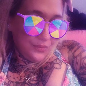 Hey 🦄 I’m NerdyCakes I got cute clothes n stuff..